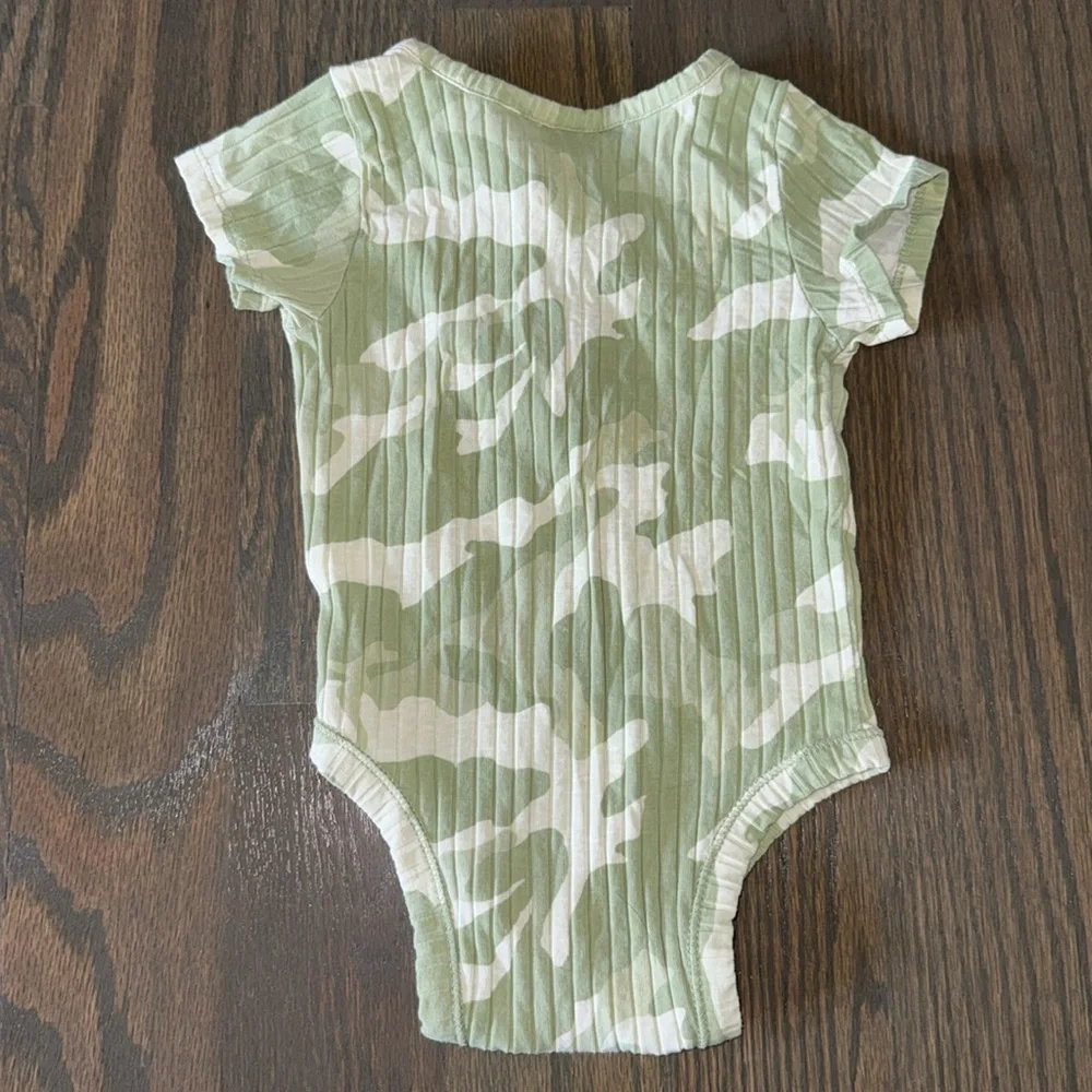 Old Navy Baby Camo Ribbed Henley Bodysuit 6-12M Green